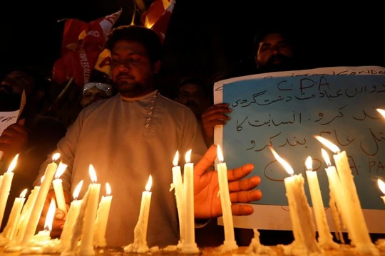 Những người dân tại Karachi, Pakistan thắp nến tưởng niệm các nạn nhân thiệt mạng trong vụ tấn công tại Sri Lanka.