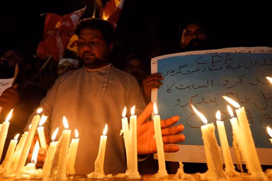 Những người dân tại Karachi, Pakistan thắp nến tưởng niệm các nạn nhân thiệt mạng trong vụ tấn công tại Sri Lanka.