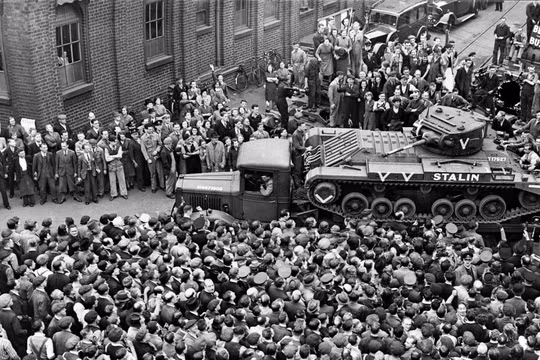 Xe tăng Valentine của Anh quốc được chuyển tới Liên Xô. 