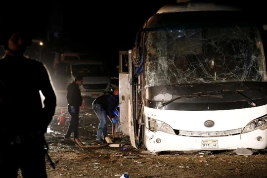 Chiếc xe bus chở du khách Việt Nam tại Ai Cập bị trúng bom vệ đường. Ảnh: CNN.