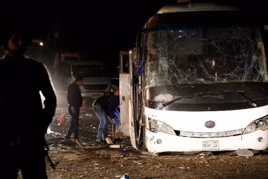 Chiếc xe bus chở du khách Việt Nam tại Ai Cập bị trúng bom vệ đường. Ảnh: CNN.