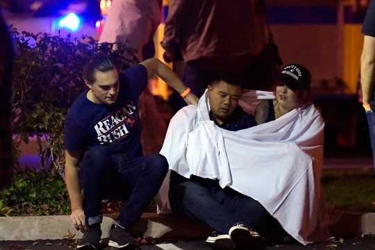 Các nạn nhân đang an ủi lẫn nhau sau khi thoát nạn trong vụ xả súng. 