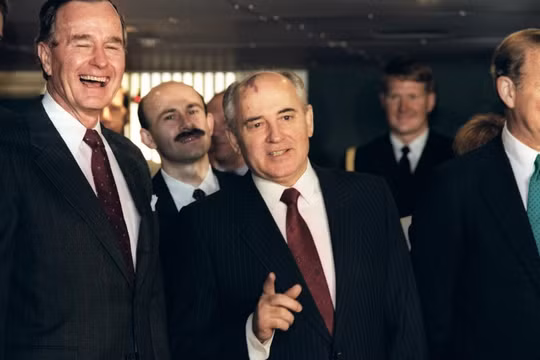 Tổng thống Gorbachev và tổng thống Bush.