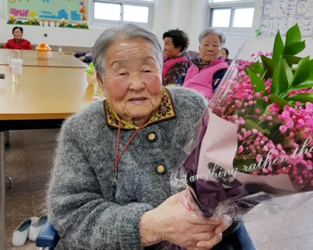 Bà Park Sun-jung mẹ của huấn luyện viên Park Hang-seo.