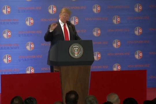 Ông Trump trong cuộc họp báo.