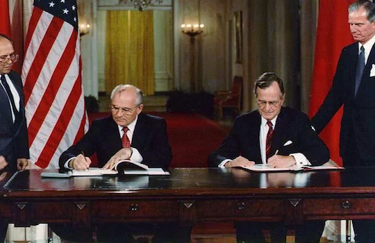 Tổng thống Nga Gorbachev và tổng thống Mỹ Bush.