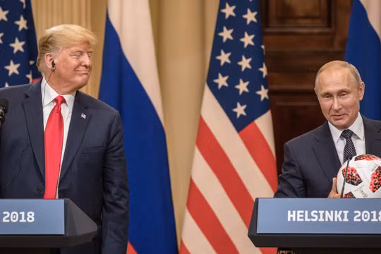 Tổng thống Nga tặng quả bóng World Cup cho tổng thống Mỹ.