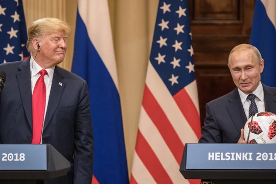 Tổng thống Nga tặng quả bóng World Cup cho tổng thống Mỹ.