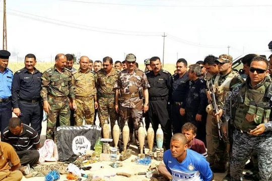 Các tay súng IS đầu hàng lực lượng SDF.