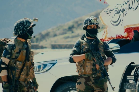 Hai tay súng của Taliban trong chiến dịch al-Khandagh.