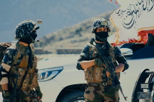 Hai tay súng của Taliban trong chiến dịch al-Khandagh.