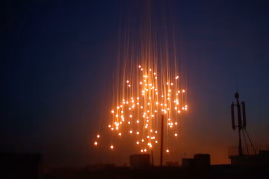 Bom chùm phốt-pho trắng.