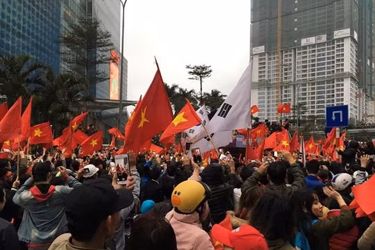 Các cổ động viên đón chào U23 Việt Nam.