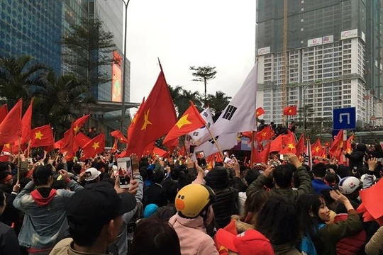 Các cổ động viên đón chào U23 Việt Nam.