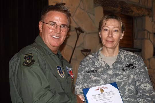 Thiếu tướng Don Harvel (bìa trái) trong lễ nghỉ hưu.