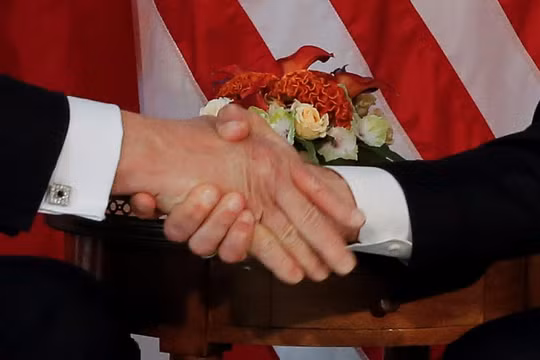 Kiểu bắt tay gây sốc của ông Trump