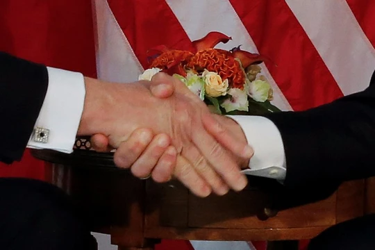 Kiểu bắt tay gây sốc của ông Trump