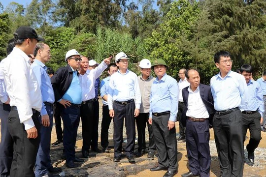 Đoàn công tác đi khảo sát thực tế tại địa điểm chuẩn bị triển khai dự án khí Cá Voi Xanh ở xã Tam Quang, huyện Núi Thành - Ảnh: TTXVN