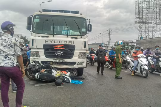 Hiện trường vụ xe container gây tai nạn liên hoàn ở Long An vào lúc 15h ngày 2/1/2019 làm 4 người thiệt mạng và nhiều người bị thương (Nguồn: VTV)