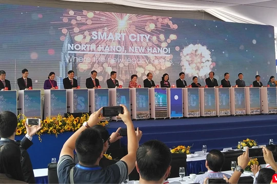 Các khách mời tham dự cùng ấn nút khởi công dự án Thành phố thông minh Bắc Hà Nội (Ảnh: P.D)