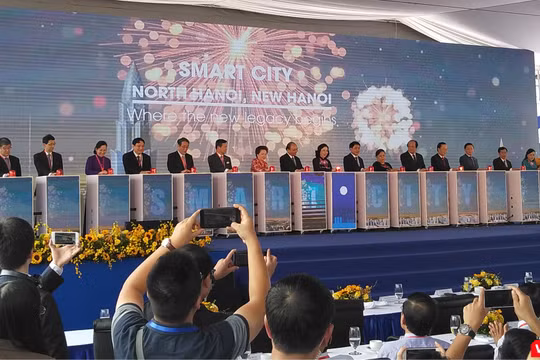 Các khách mời tham dự cùng ấn nút khởi công dự án Thành phố thông minh Bắc Hà Nội (Ảnh: P.D)