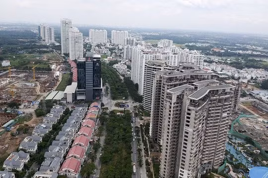 Nhiều doanh nghiệp niêm yết gọi vốn cho các dự án bất động sản "đẩy" việc phát hành TPDN xuống các công ty con. Ảnh minh họa: Thành Hoa.