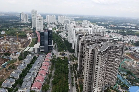 Nhiều doanh nghiệp niêm yết gọi vốn cho các dự án bất động sản "đẩy" việc phát hành TPDN xuống các công ty con. Ảnh minh họa: Thành Hoa.