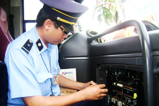 Cơ quan chức năng đang kiểm tra thiết bị giám sát hành trình (Nguồn: vtv.vn)