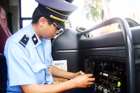 Cơ quan chức năng đang kiểm tra thiết bị giám sát hành trình (Nguồn: vtv.vn)