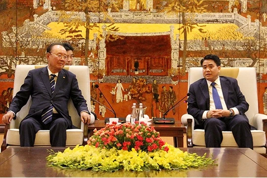 Chủ tịch UBND Tp. Hà Nội Nguyễn Đức Chung và Chủ tịch Tập đoàn Charmvit Lee Daa Bong tại buổi lễ (Ảnh: hanoi.gov.vn)