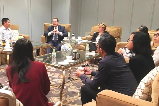 Ông Stephen Olson (thứ hai từ trái sang) đang trao đổi tại buổi gặp gỡ báo chí của quỹ Hinrich Foundation, diễn ra tại TP. HCM vào cuối tháng 9/2019.