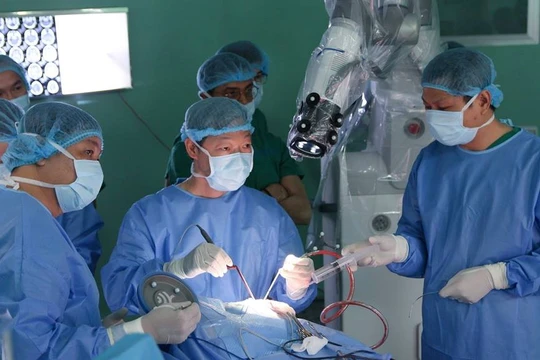 Ca phẫu thuật u não bằng robot Modus V Synaptive đầu tiên tại châu Á (Ảnh: PV)