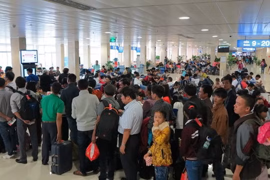 Hành khách xếp hàng chờ làm thủ tục tại sân bay (Ảnh minh họa: Nguồn: Internet)