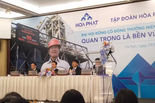 Ông Trần Đình Long - Chủ tịch HĐQT Tập đoàn Hòa Phát (thứ 3 từ trái sang) - làm chủ tọa cuộc họp ĐHĐCĐ thường niên 2019 (Ảnh: P.D)