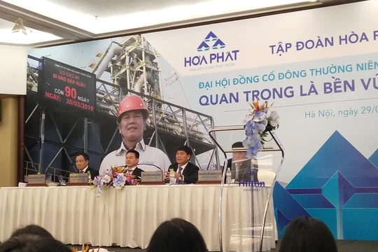 Ông Trần Đình Long - Chủ tịch HĐQT Tập đoàn Hòa Phát (thứ 3 từ trái sang) - làm chủ tọa cuộc họp ĐHĐCĐ thường niên 2019 (Ảnh: P.D)