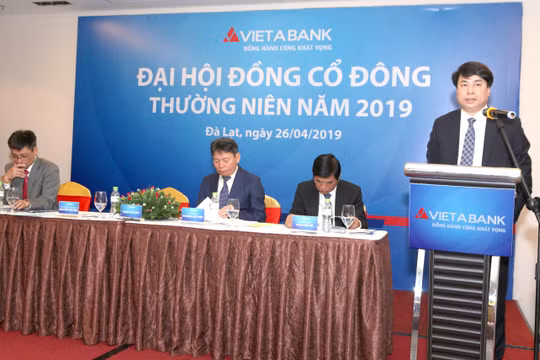 Ông Nguyễn Văn Hảo, Tổng Giám đốc VietABank, điều hành phiên thảo luận 