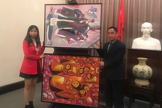 Con gái họa sĩ Nguyễn Đại Giang trao tặng hai bức tranh của cha cho Giám đốc Bảo tàng Nguyễn Anh Minh