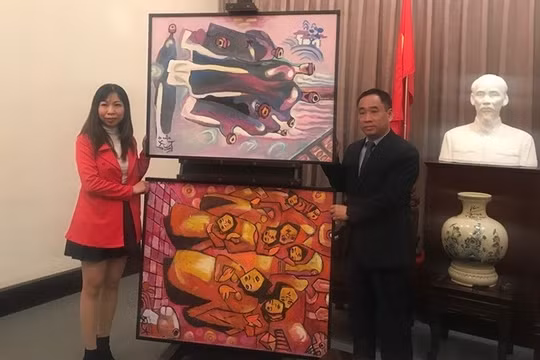 Con gái họa sĩ Nguyễn Đại Giang trao tặng hai bức tranh của cha cho Giám đốc Bảo tàng Nguyễn Anh Minh