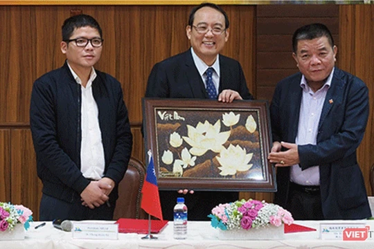 Ông Trần Duy Tùng (ngoài cùng bên trái) và ông Trần Bắc Hà (ngoài cùng bên phải) tại một sự kiện