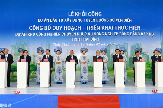 Thủ tướng Nguyễn Xuân Phúc tại buổi lễ khởi công dự án Tuyến đường bộ ven biển tỉnh Thái Bình và công bố quy hoạch, triển khai thực hiện dự án Khu công nghiệp chuyên phục vụ nông nghiệp Đồng bằng Bắc Bộ (Ảnh: VGP)