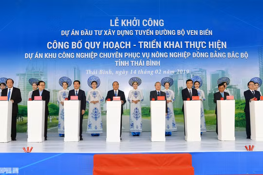 Thủ tướng Nguyễn Xuân Phúc tại buổi lễ khởi công dự án Tuyến đường bộ ven biển tỉnh Thái Bình và công bố quy hoạch, triển khai thực hiện dự án Khu công nghiệp chuyên phục vụ nông nghiệp Đồng bằng Bắc Bộ (Ảnh: VGP)