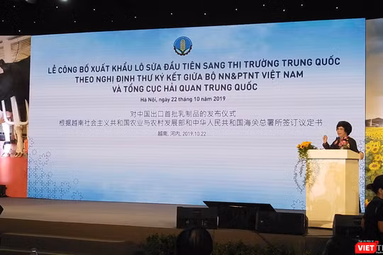 Chủ tịch Tập đoàn TH - bà Thái Hương - phát biểu tại buổi lễ 