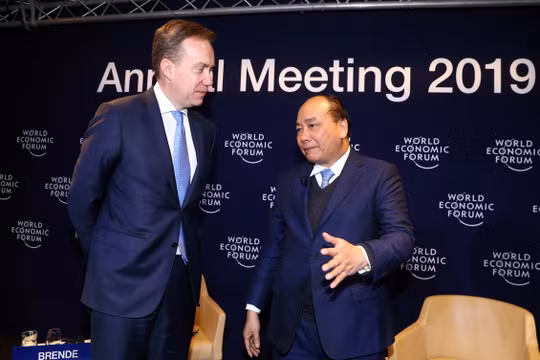 Thủ tướng Nguyễn Xuân Phúc và Chủ tịch WEF Borge Brende (Ảnh: TTXVN)