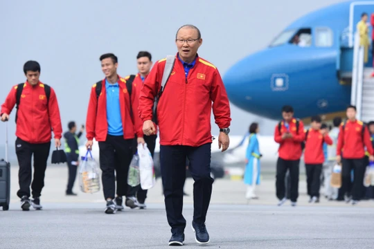 HLV Park Hang-seo cùng các tuyển thủ đã về tới sân bay Nội Bài vào lúc 14h30 chiều 26/1 (Nguồn: VnExpress)