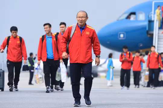 HLV Park Hang-seo cùng các tuyển thủ đã về tới sân bay Nội Bài vào lúc 14h30 chiều 26/1 (Nguồn: VnExpress)