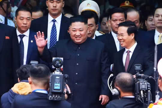 Chủ tịch Kim Jong-un (ở giữa) cảm ơn trước sự chào đón của lãnh đạo, người dân Việt Nam (Ảnh: VGP)