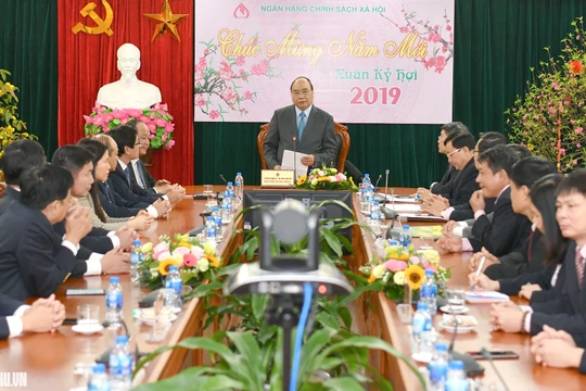 Thủ tướng Nguyễn Xuân Phúc đã đến thăm, gặp mặt cán bộ, người lao động Ngân hàng Chính sách Xã hội nhân dịp năm mới (Ảnh: VGP)