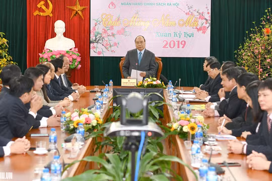 Thủ tướng Nguyễn Xuân Phúc đã đến thăm, gặp mặt cán bộ, người lao động Ngân hàng Chính sách Xã hội nhân dịp năm mới (Ảnh: VGP)