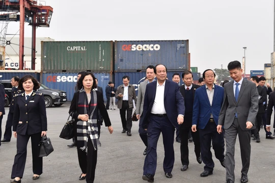 Tổ công tác của Thủ tướng đã kiểm tra tại cảng Hải Phòng và “truy” trách nhiệm của các cơ quan liên quan (Ảnh: VGP/Nhật Bắc)
