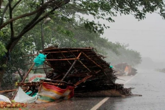 Siêu bão Fani đổ bộ và Ấn Độ gây mưa lớn và gió giật mạnh (Ảnh: AP)